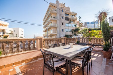 Spacious apartment with multiple terraces and sea views in Bonanova