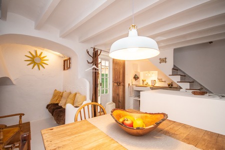 Charmigt litet byhus intill centrum av Valldemosa
