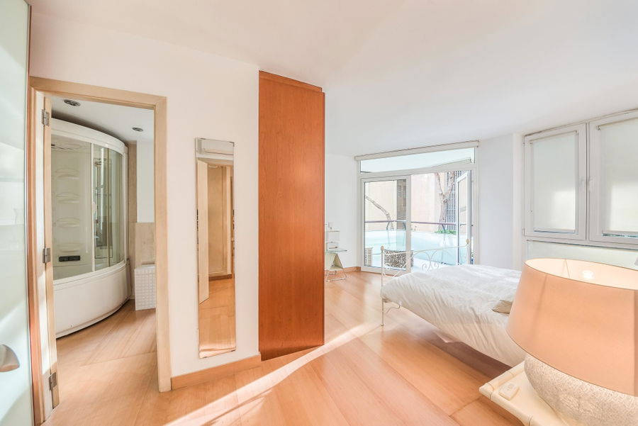 Vivienda en primera línea con piscina y acceso al mar en Illetas