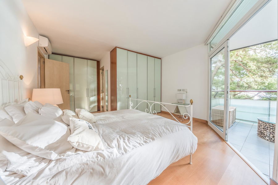 Vivienda en primera línea con piscina y acceso al mar en Illetas