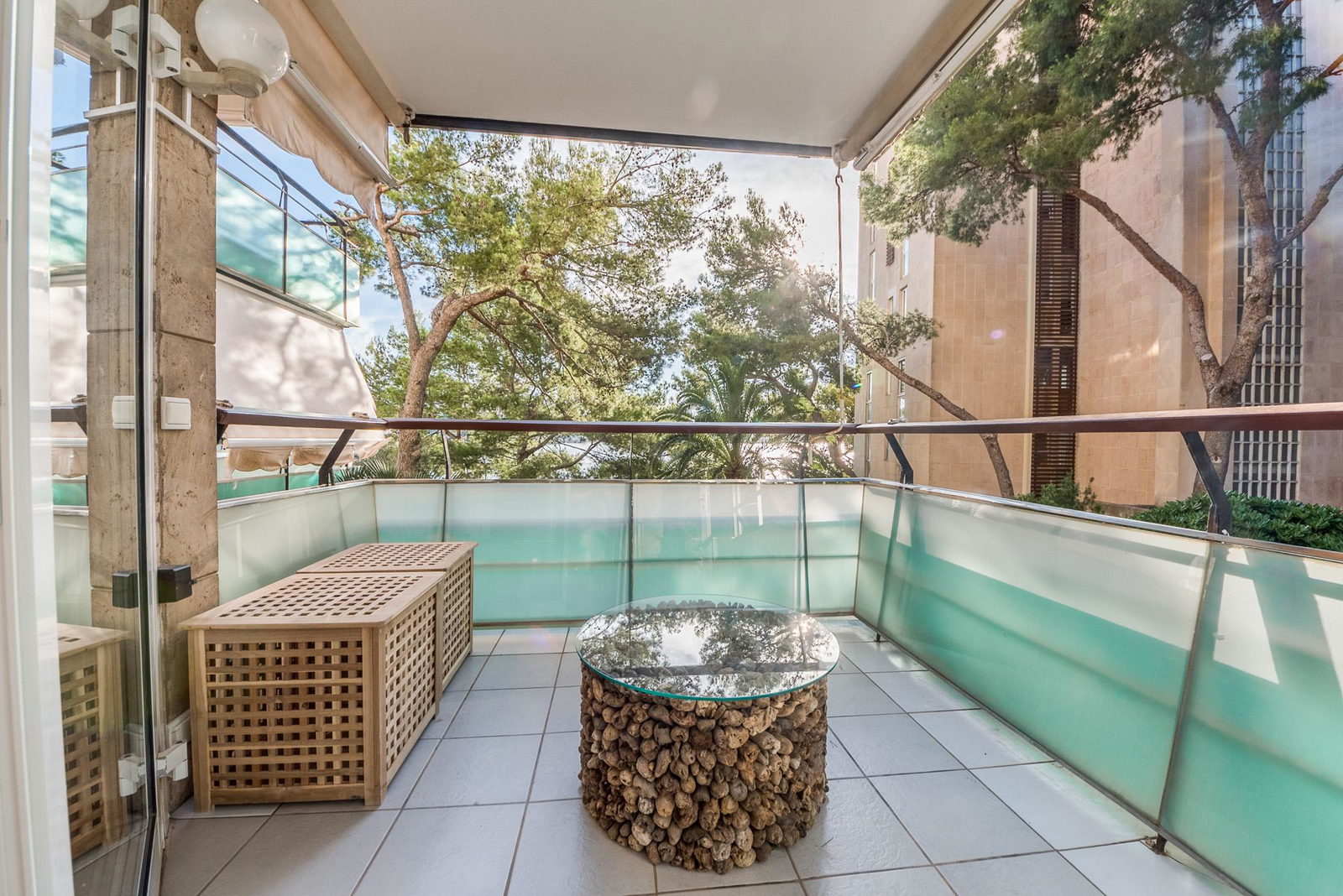 Vivienda en primera línea con piscina y acceso al mar en Illetas