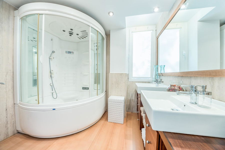 Vivienda en primera línea con piscina y acceso al mar en Illetas