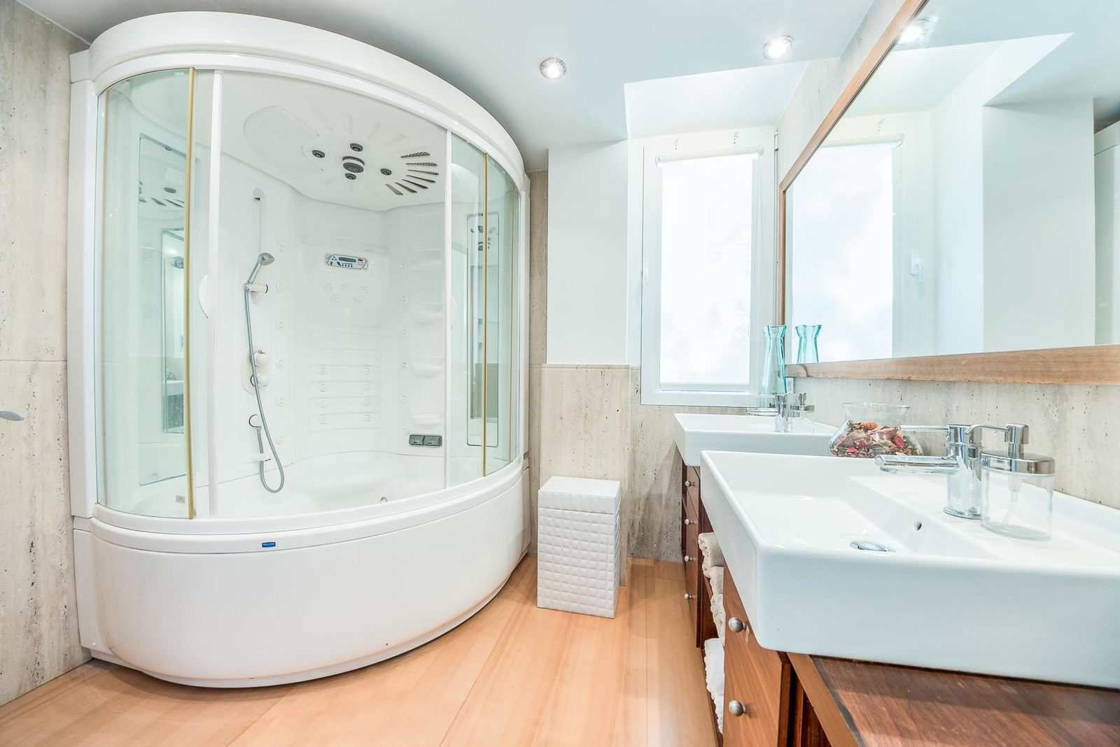 Vivienda en primera línea con piscina y acceso al mar en Illetas
