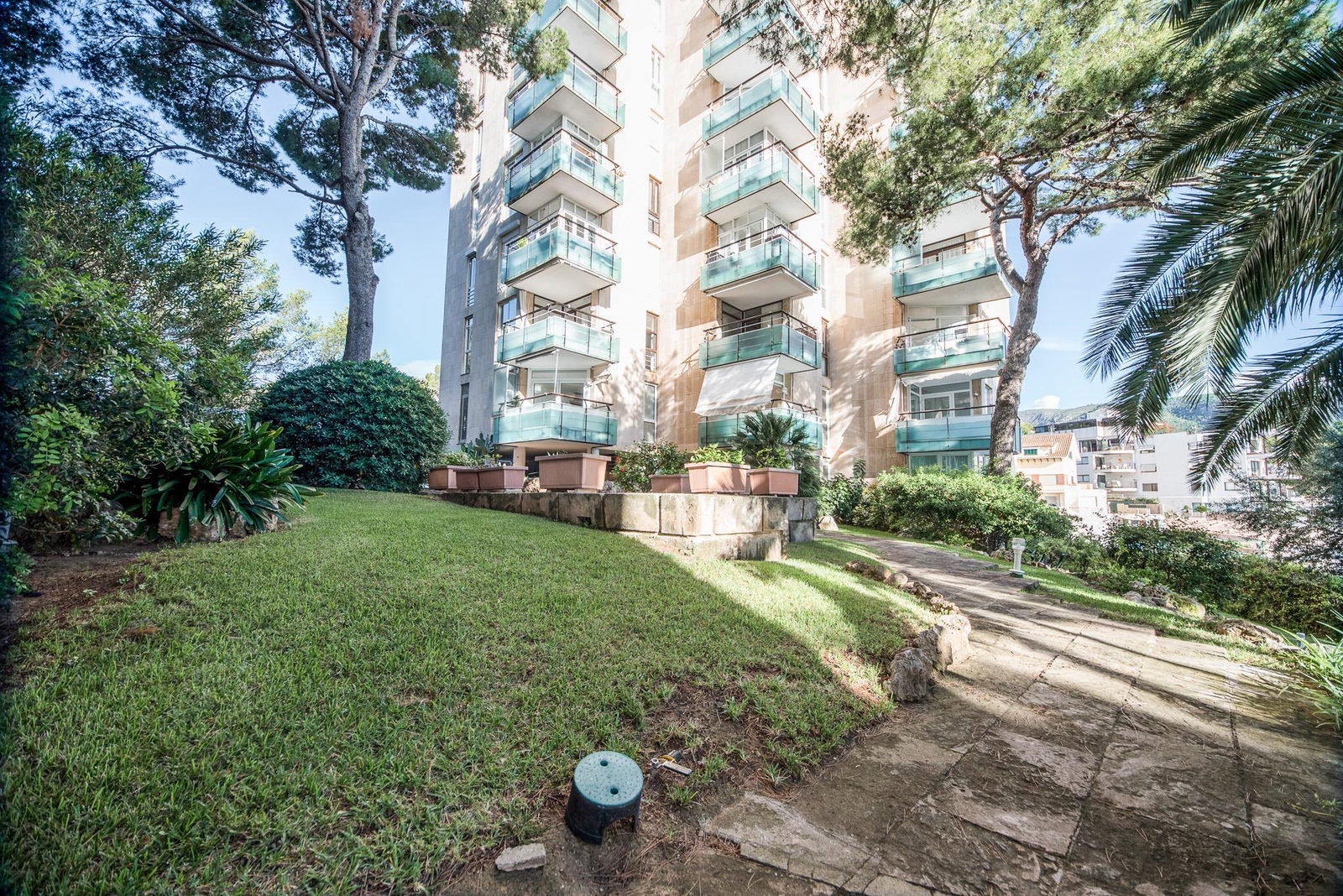 Vivienda en primera línea con piscina y acceso al mar en Illetas