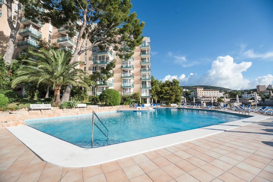 Vivienda en primera línea con piscina y acceso al mar en Illetas