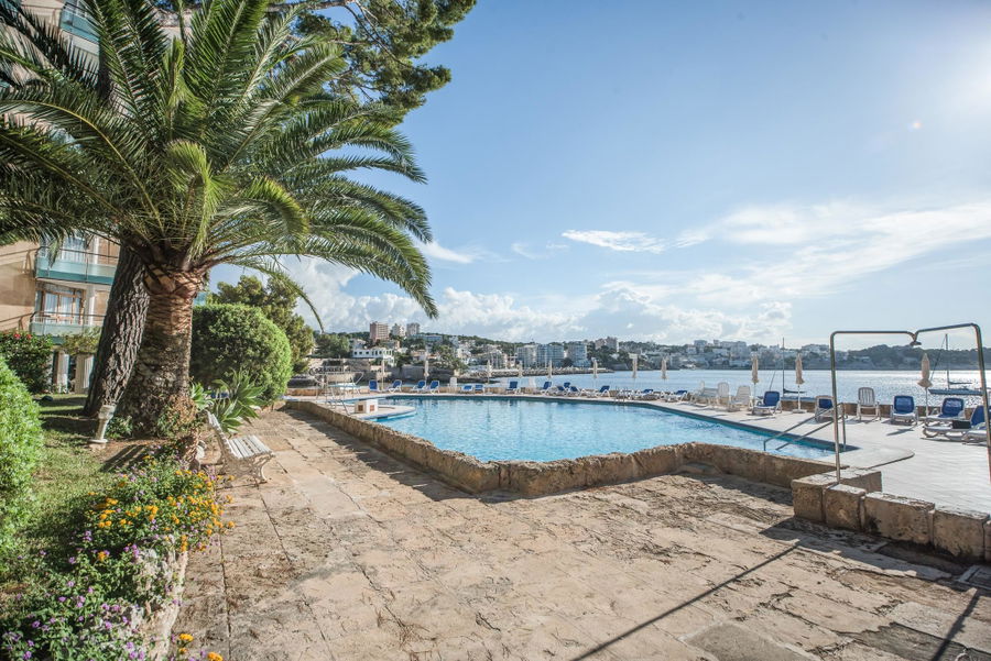 Vivienda en primera línea con piscina y acceso al mar en Illetas