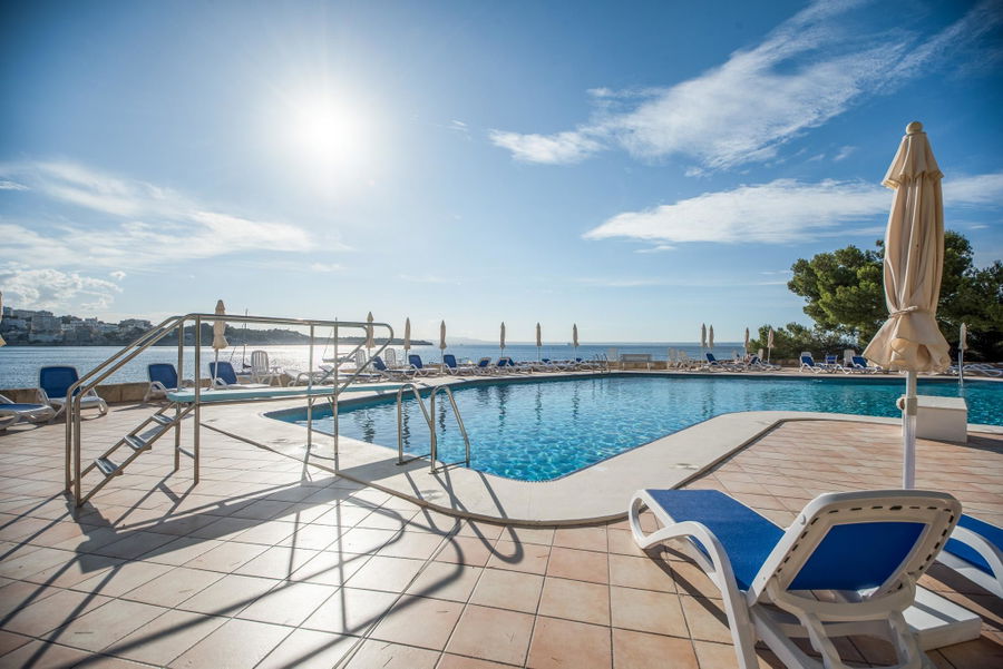 Vivienda en primera línea con piscina y acceso al mar en Illetas