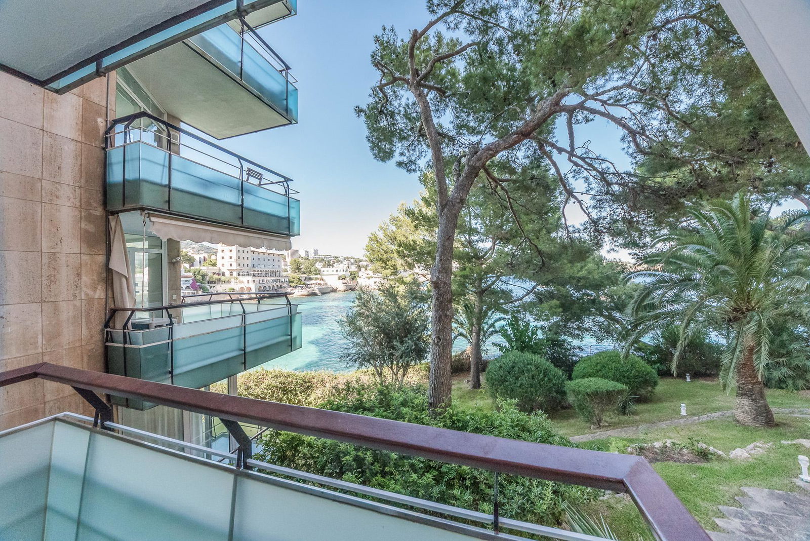 Vivienda en primera línea con piscina y acceso al mar en Illetas