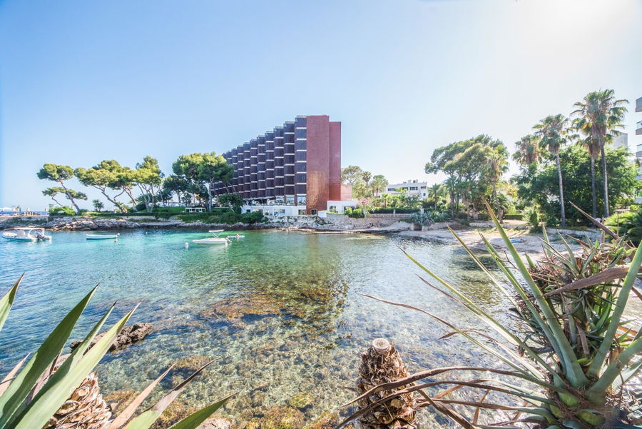 Vivienda en primera línea con piscina y acceso al mar en Illetas