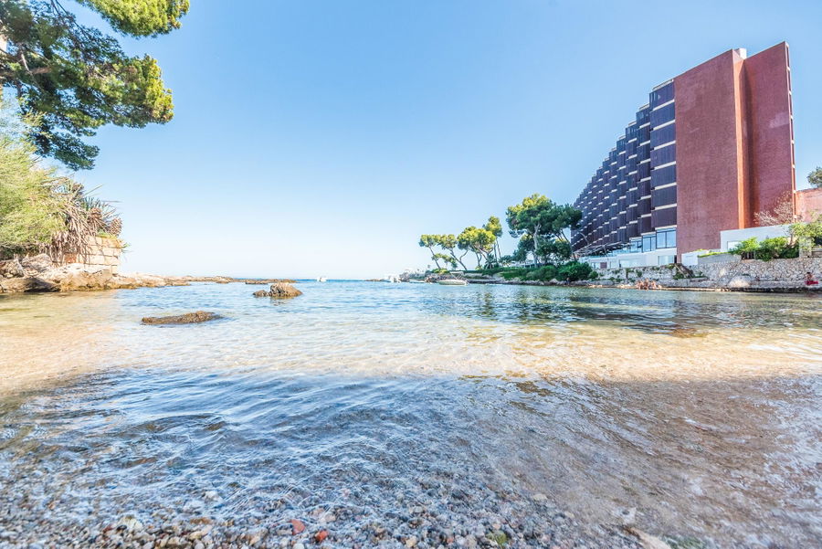 Vivienda en primera línea con piscina y acceso al mar en Illetas