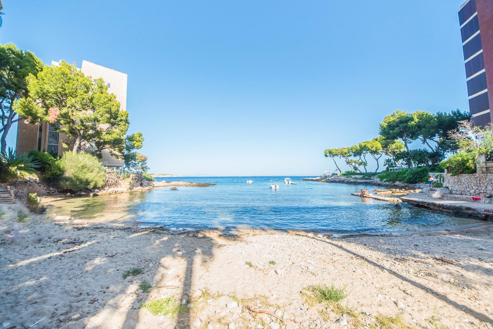 Vivienda en primera línea con piscina y acceso al mar en Illetas