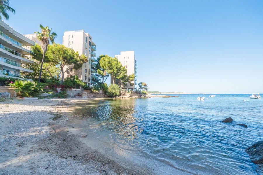 Vivienda en primera línea con piscina y acceso al mar en Illetas