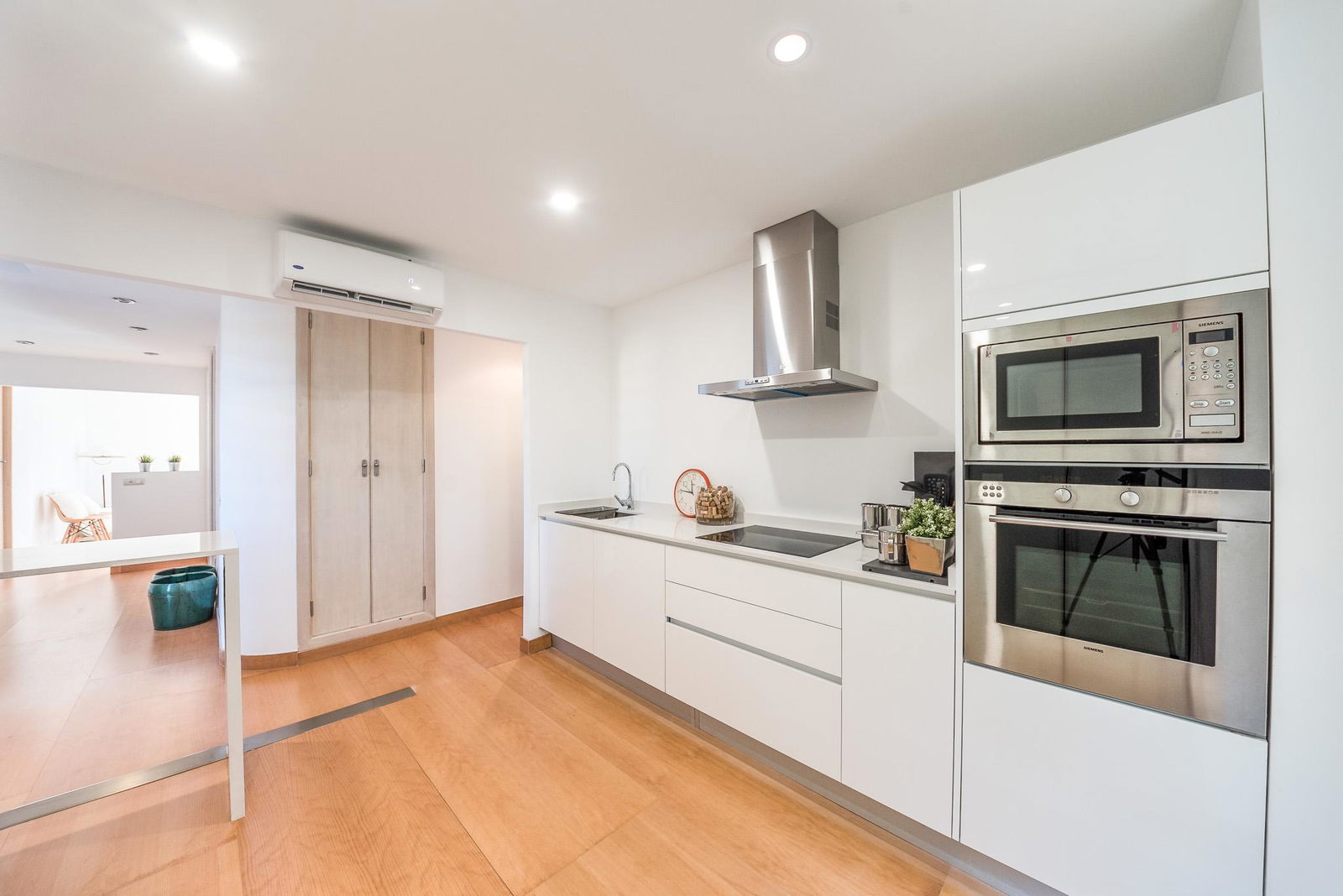 Vivienda en primera línea con piscina y acceso al mar en Illetas