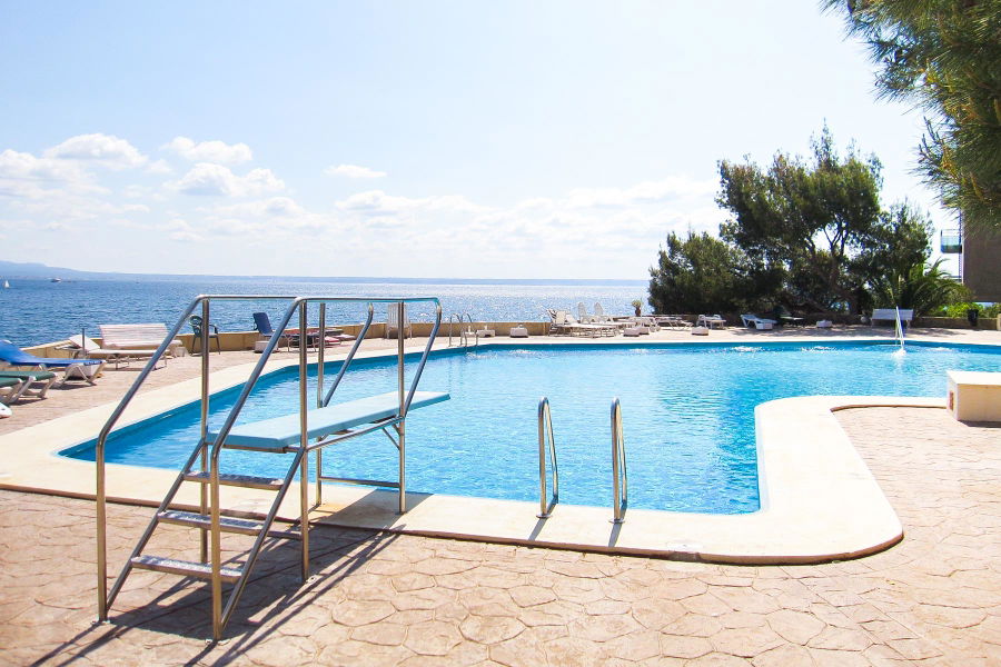 Vivienda en primera línea con piscina y acceso al mar en Illetas