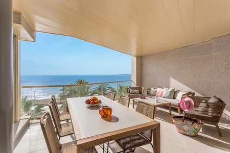 Exclusive renovated frontline apartment in Portixol