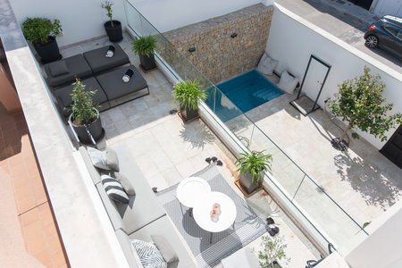 Fantastiskt radhus med flera terrasser och egen pool i hjärtat av Molinar