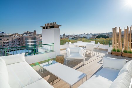 Fantastisk renoverad takvåning med rymlig terrass och vacker havsutsikt i Gamla stan