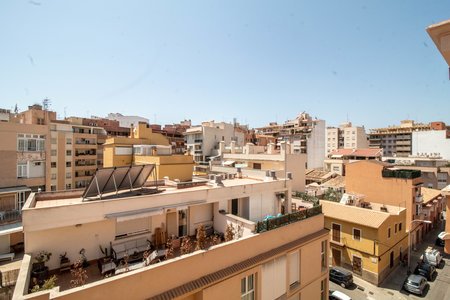 Renoverad och ljus lägenhet med balkong i Santa Catalina