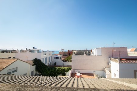 Lichtdurchflutetes Stadthaus mit Meerblick und Patio in Molinar