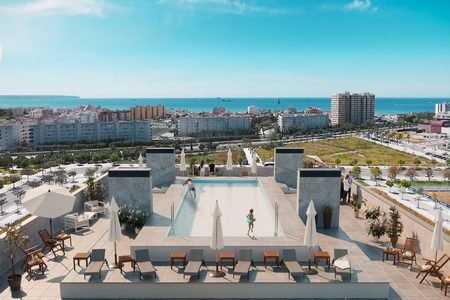 Luminoso piso con piscina panorámica en la azotea en Nou Llevant