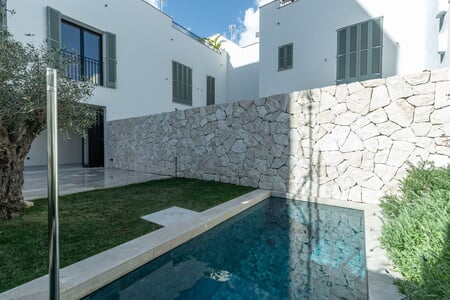 
    
                
            Wunderschönes neues Stadthaus mit Pool und Garten in Portixol
        
