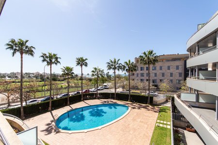 Moderno y elegante apartamento con piscina y vistas al mar en Molinar