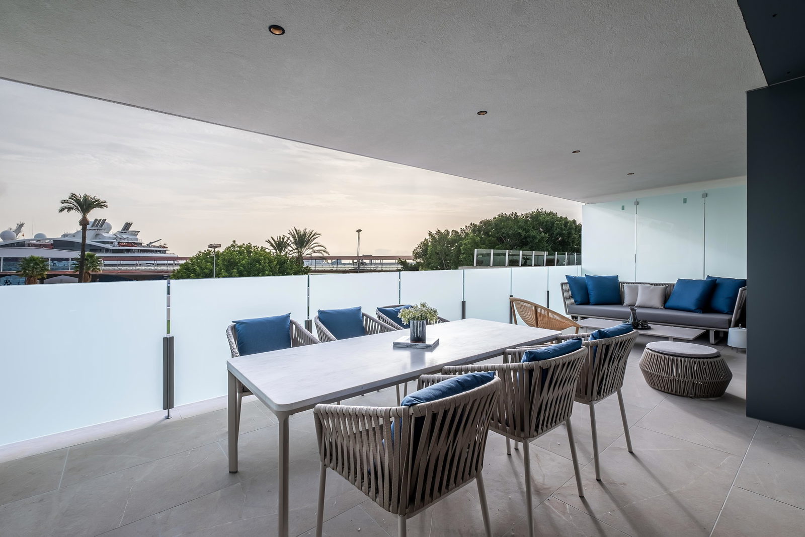 Impressive newly built apartment on Paseo Maritimo