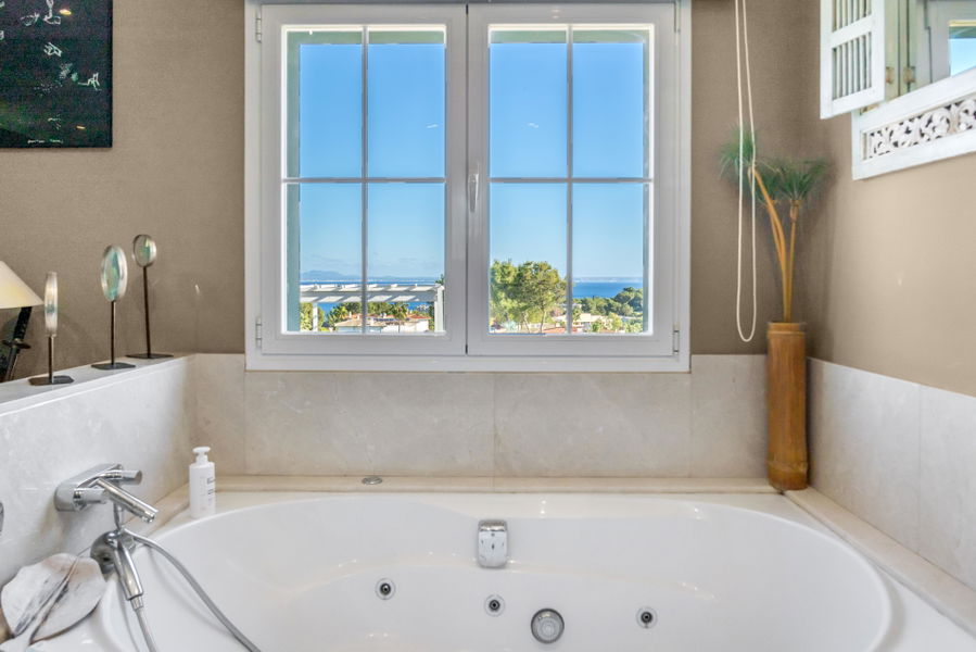 Chalet único con vistas al mar y piscina en Cala Vinyes