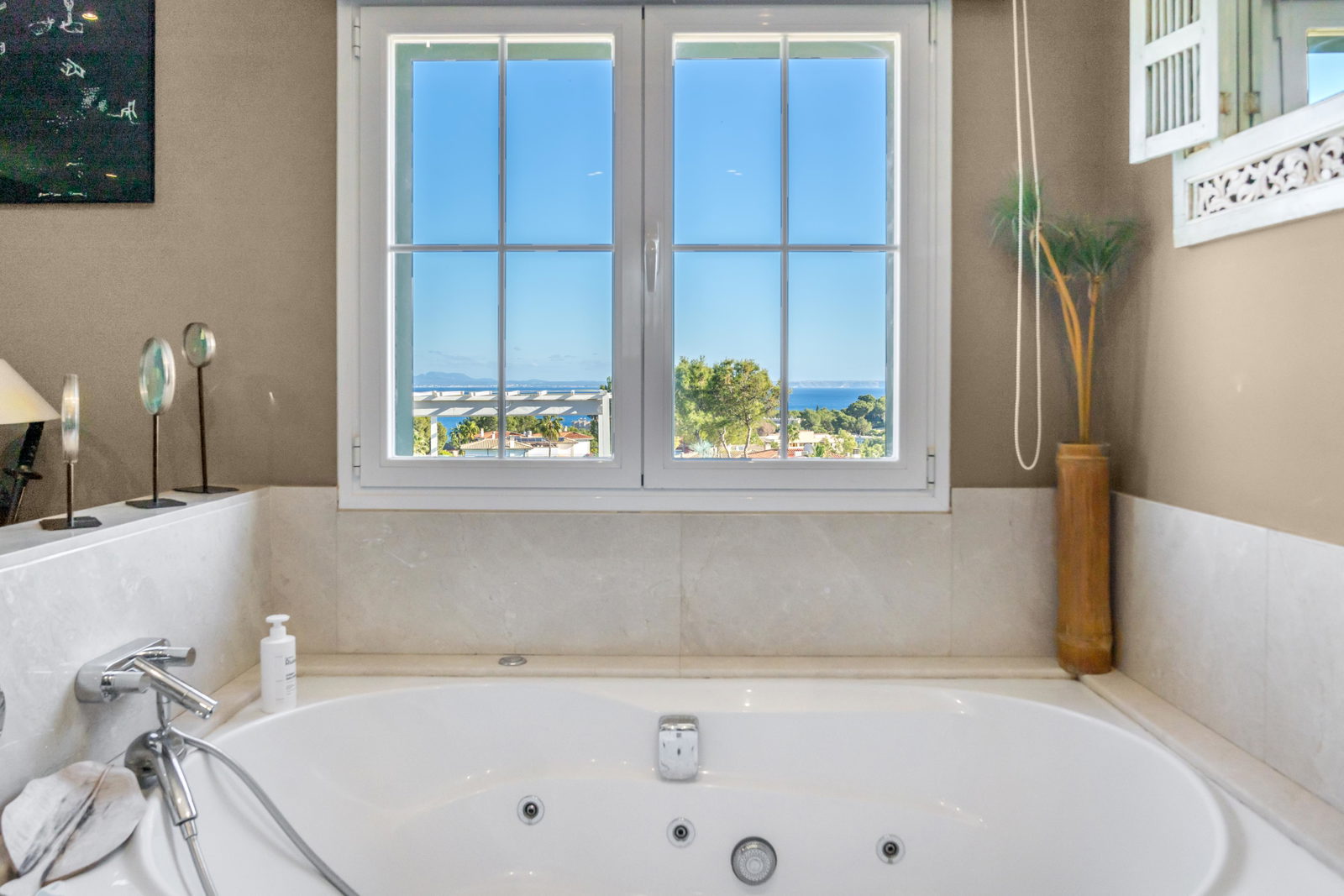 Chalet único con vistas al mar y piscina en Cala Vinyes