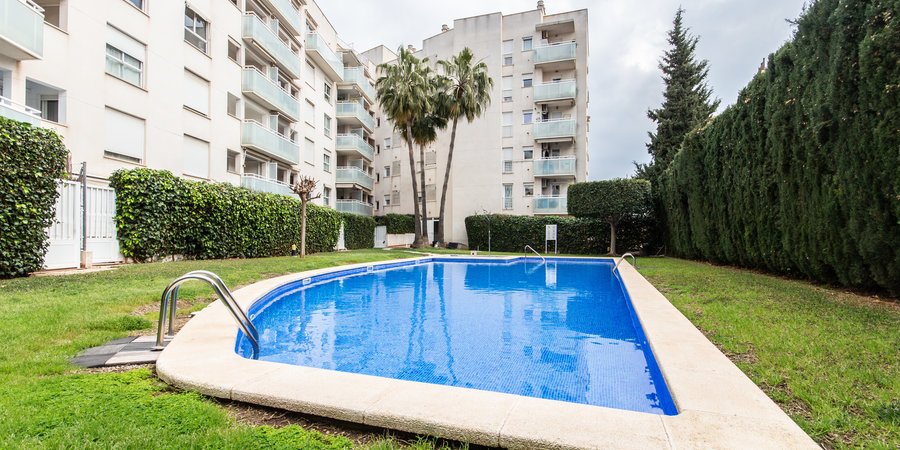 Helle Wohnung mit Terrasse und Gemeinschaftspool in Portixol Molinar.