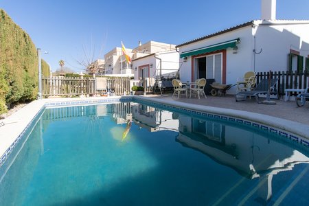 Fristående hus med pool, trädgård och terrasser i Son Ferrer