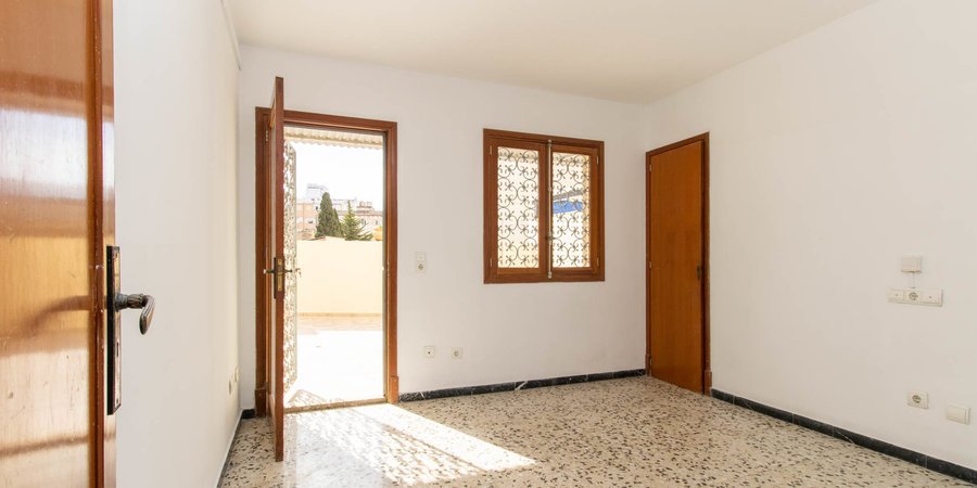 Spacious flat to renovate with large terrace in Pere Garau