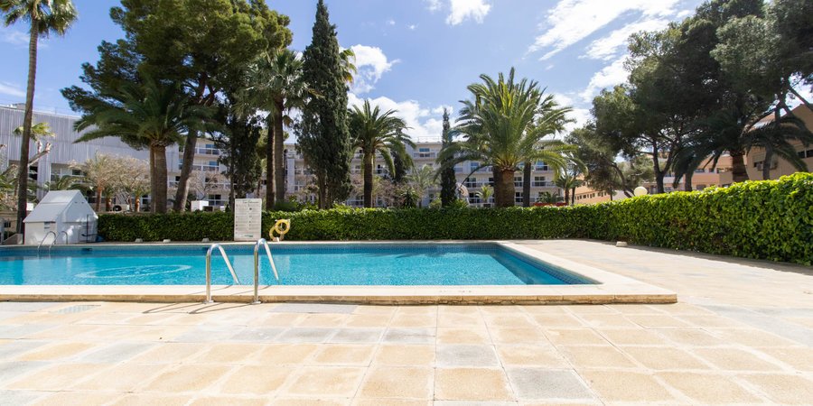Modern lägenhet med terrass nära stranden i Palmanova