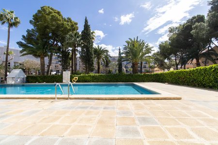 Modern lägenhet med terrass nära stranden i Palmanova