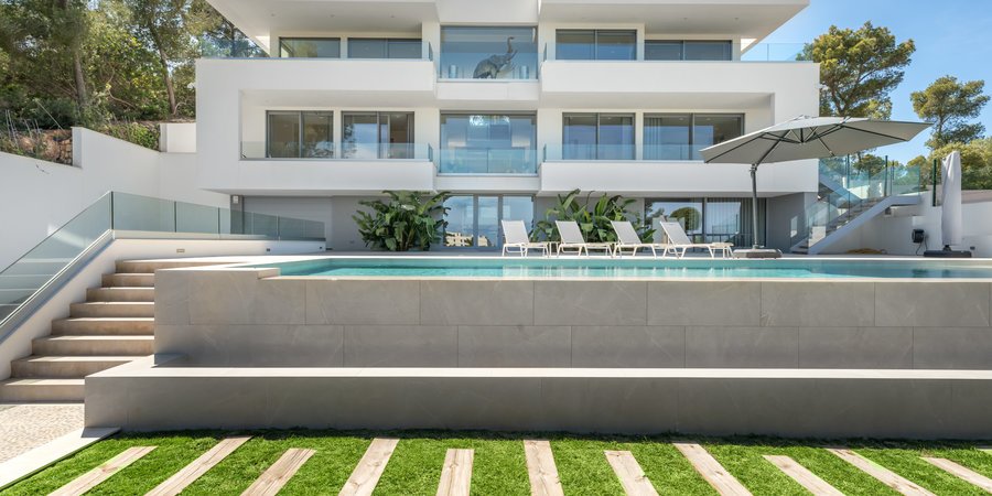 Underbar villa med pool och havsutsikt i Palmanova