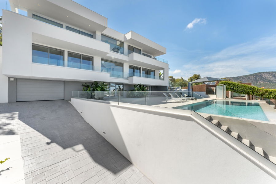 Wunderschöne Villa mit Pool und Meerblick in Palmanova