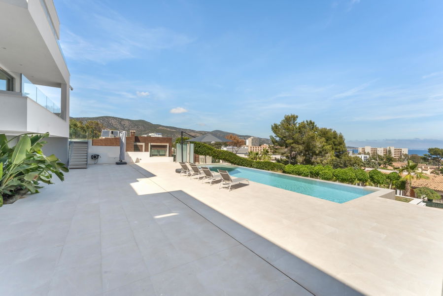 Wunderschöne Villa mit Pool und Meerblick in Palmanova