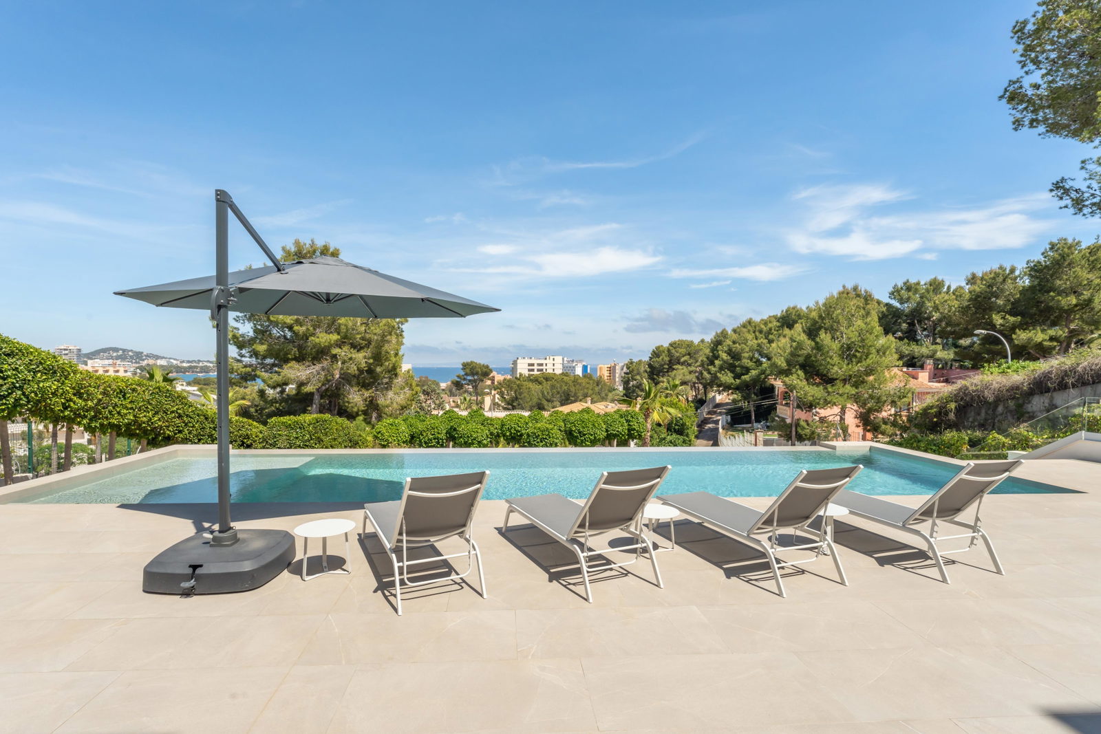 Wunderschöne Villa mit Pool und Meerblick in Palmanova