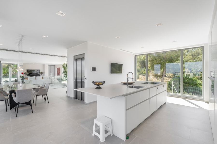 Wunderschöne Villa mit Pool und Meerblick in Palmanova