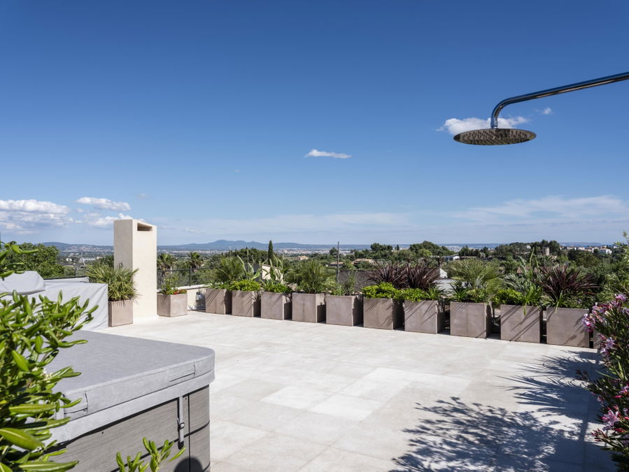 Extraordinary new development villa with garden and pool in Establiments