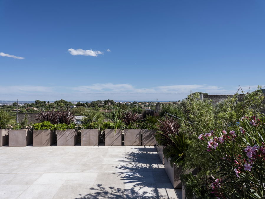 Extraordinary new development villa with garden and pool in Establiments