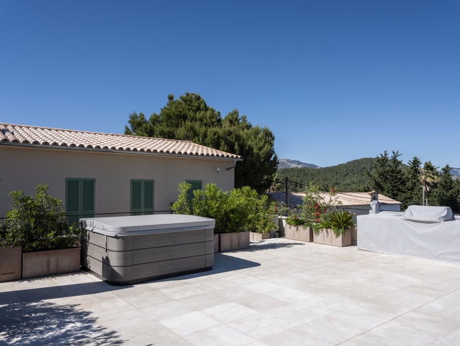 Extraordinary new development villa with garden and pool in Establiments