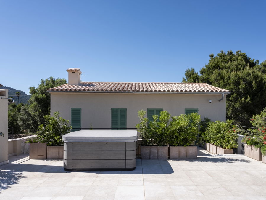 Extraordinary new development villa with garden and pool in Establiments