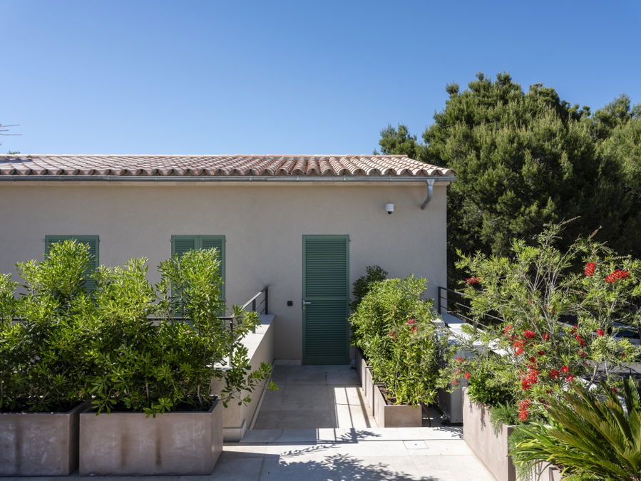 Extraordinary new development villa with garden and pool in Establiments