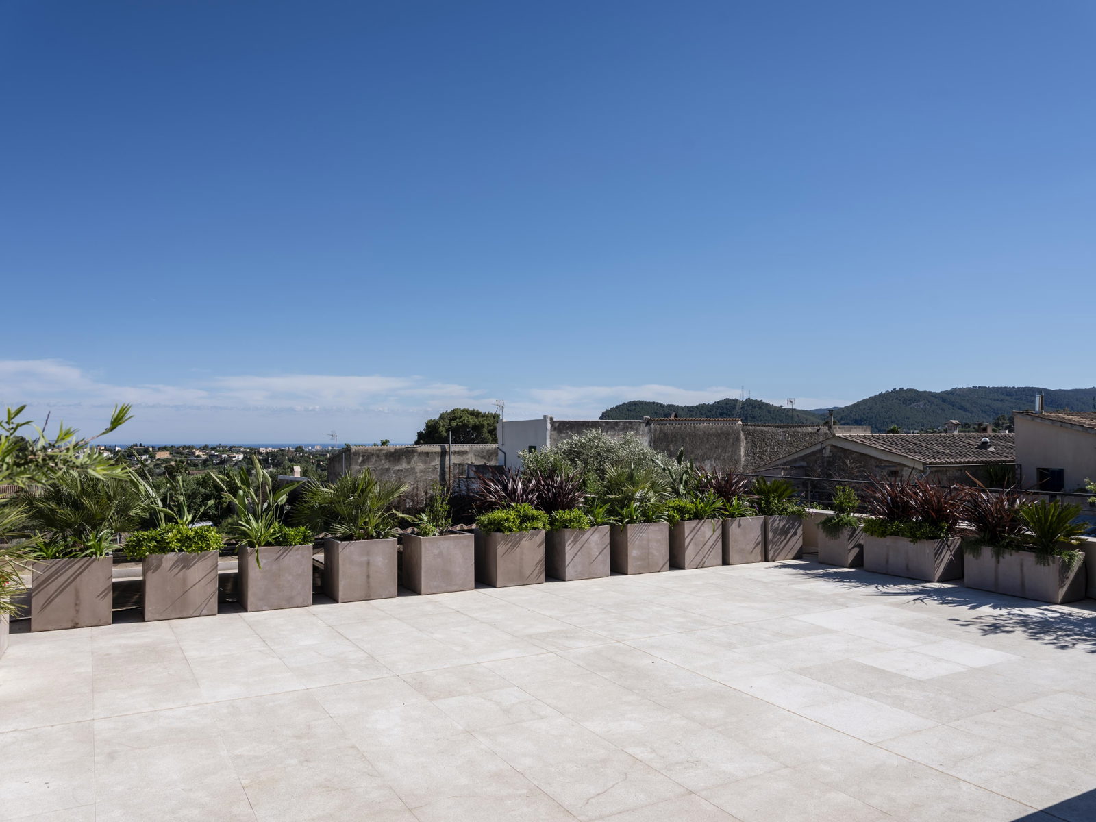 Extraordinary new development villa with garden and pool in Establiments