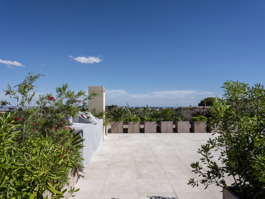 Extraordinary new development villa with garden and pool in Establiments