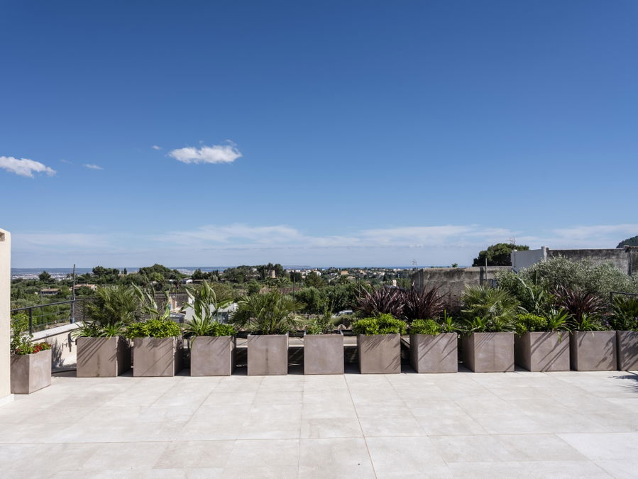 Extraordinary new development villa with garden and pool in Establiments
