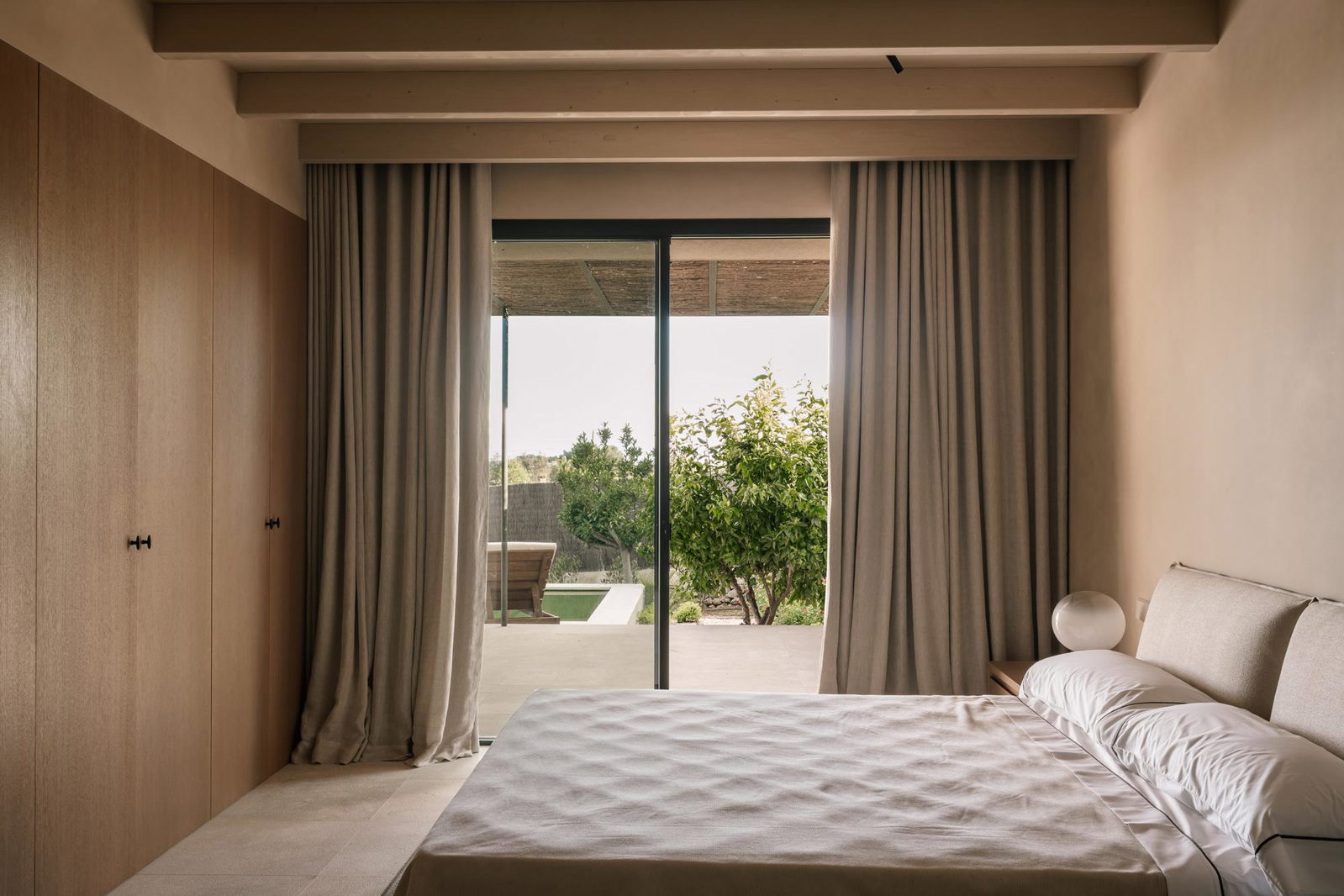 Extraordinary new development villa with garden and pool in Establiments