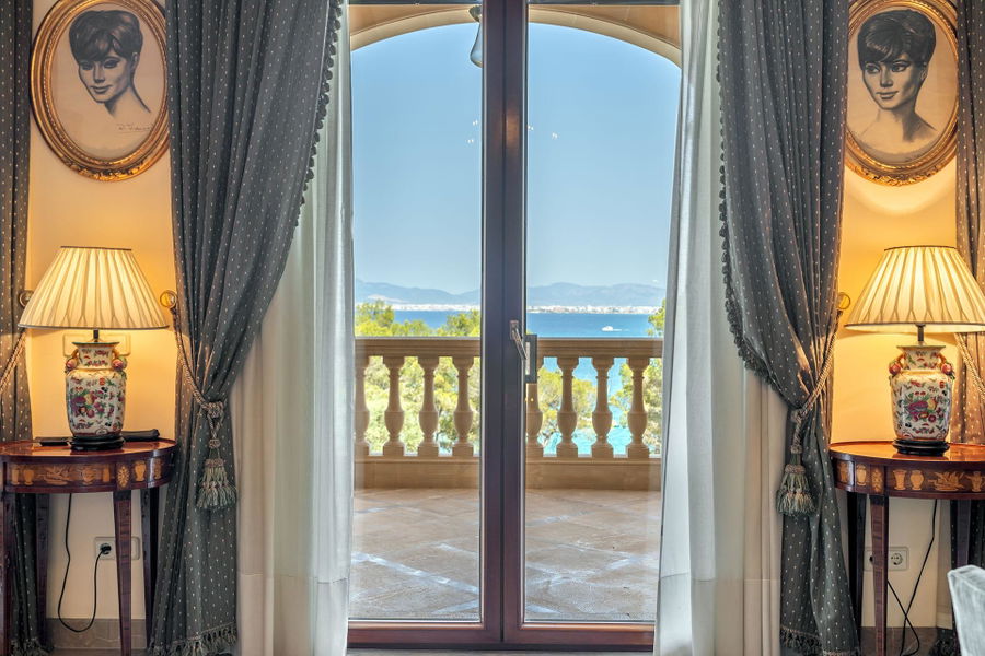 Distinguished villa with sea view in privileged location in Son Veri Nou