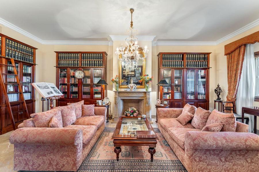 Distinguished villa with sea view in privileged location in Son Veri Nou